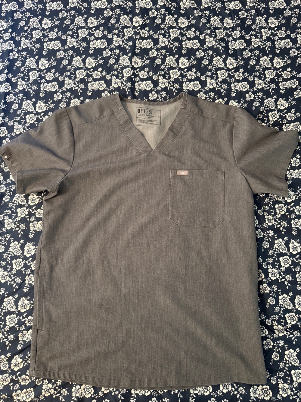FIGS Men's V-Neck Scrub Top in graphite